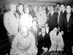 Sur la photo : Bouazza, Ghziel, Kandjah, Fatmi, Alami. Accroupis : Babah, Bakhbokh, Pepillo, Ammi El Haj.