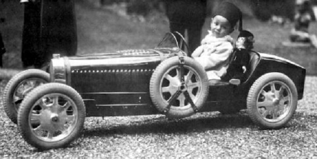 Hassan II à bord de sa Bugatti Baby. / Ph. DR