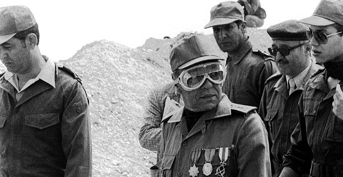Le roi Hassan II en tenue militaire. / Ph. DR