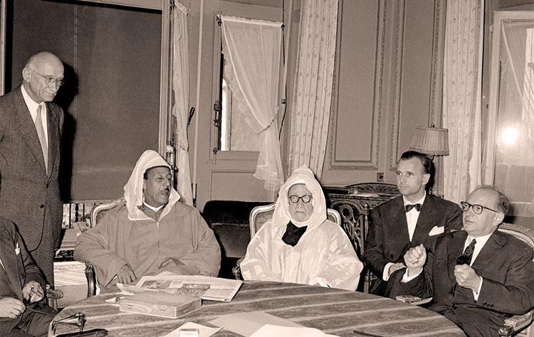 Des représentants de l’opinion marocaine à Aix-Les-Bains en août 1955. / Ph. DR