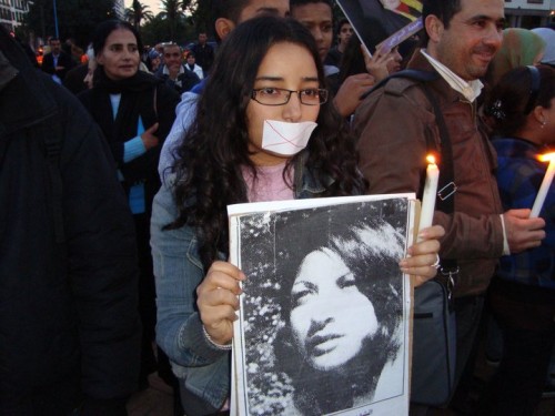 Une manifestante portant une photo de Saïda Menebhi. / Ph. DR