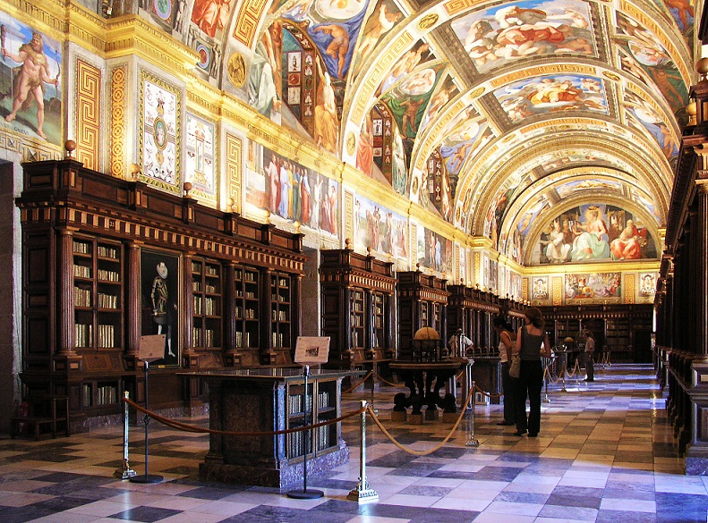 La bibliothèque du site royal de Saint-Laurent-de-l'Escurial au nord-ouest de Madrid. / Ph. DR