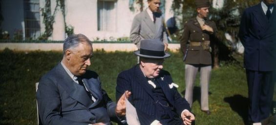 Le président des États-Unis, Franklin Roosevelt et le Premier ministre britannique, Winston Churchill, lors d'une rencontre en marge de la Conférence d'Anfa à Casablanca. / DR