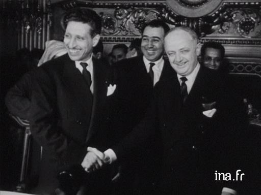 Le président du Conseil du gouvernement marocain M'barek Bekkaï et Christian Pineau, ministre français des Affaires étrangères, au Quai d'Orsay lors de la signature de la déclaration commune qui donne son indépendance au Maroc, mars 1956 / Ph. INA