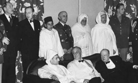 Le sultan Mohammed Ben Youssef avec Franklin Roosevelt et Winston Churchill lors de la Conférence d'Anfa, 1943 / Ph. DR