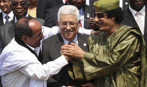 Kadhafi en compagnie de Mohamed Abdelaziz, ancien dirigeant du Polisario. / Ph. DR
