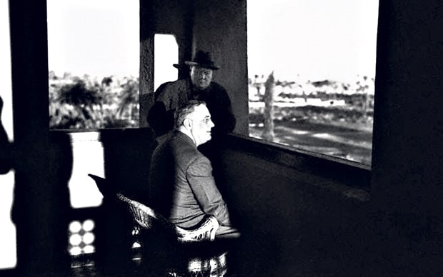 Churchill et Roosevelt prennent quelques jours de repos à Marrakech, où ils admirent le coucher du soleil. Reuters