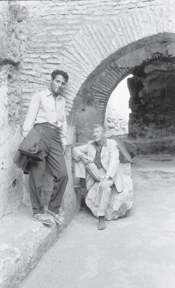 Paul Bowles avec son guide et accompagnateur Mohammed Larbi, lors de leur voyage pour effectuer des enregistrements sonores dans le Rif / Ph. Travels, collected writings (p. 280)