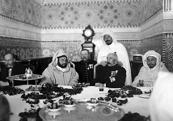 Lyautey en compagnie du sultan Moulay Youssef. / Ph. DR