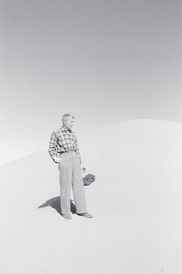 Paul Bowles dans la région du Tafilalet en 1963 / Photo parue dans Travels, collected writings (p. 82)