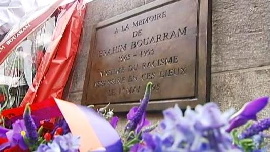 Plaque en mémoire de Brahim Bouarram, sur les quais de la Seine. / Ph. AFP