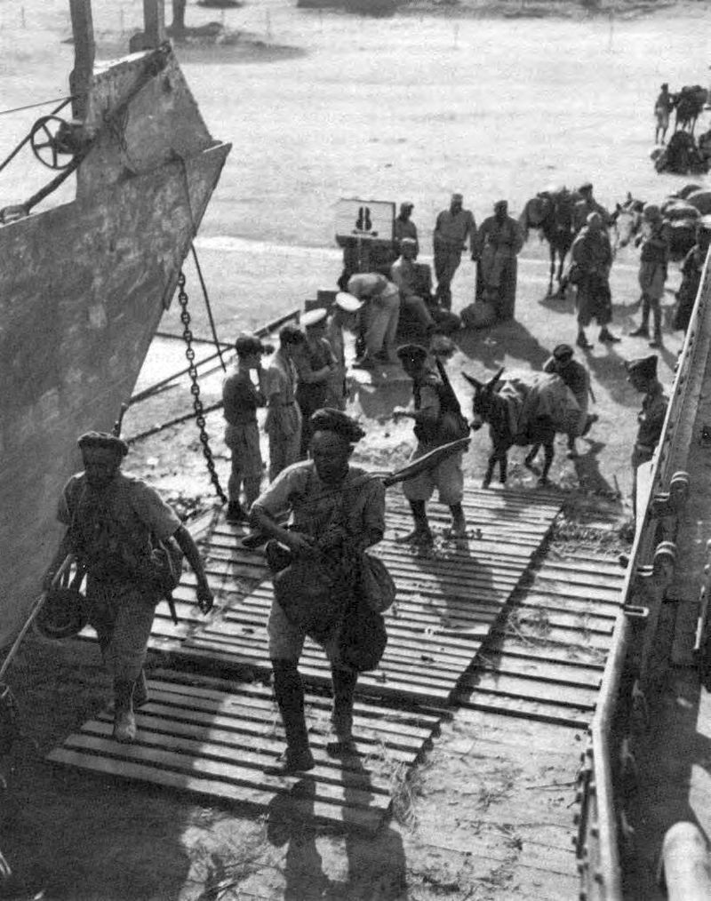 Des goumiers du 2e groupe de tabors marocains embarquant dans un chaland de débarquement en Corse pour l'île d'Elbe. / Ph. United States Army Center of Military History