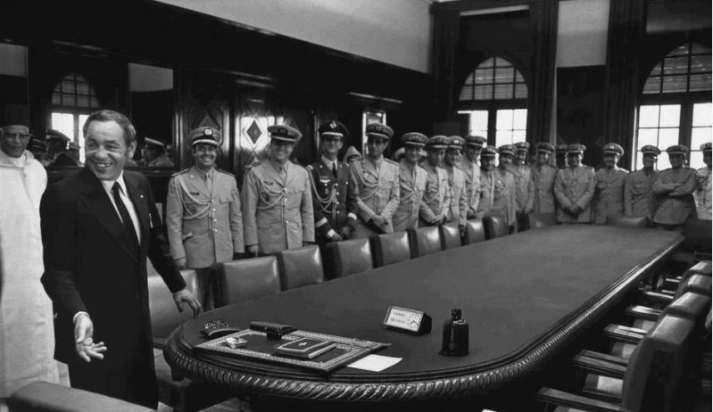 Feu le roi Hassan II dans une réunion avec ses officiers. / Ph. DR