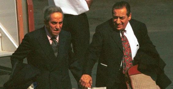 Midhat et Bayazid Bourequat,à l'aéroport de Rabat en octobre 2000. / Ph. DR
