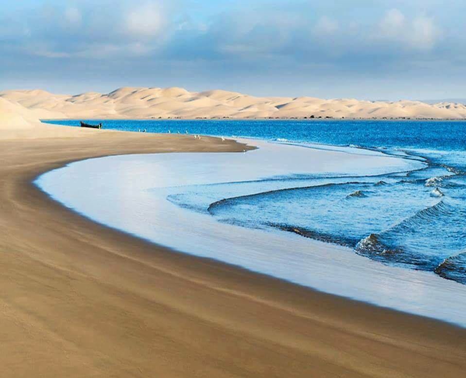 Le désert et la lagune cohabitent dans un ensemble parfait. / Ph. Ali Ettalbi