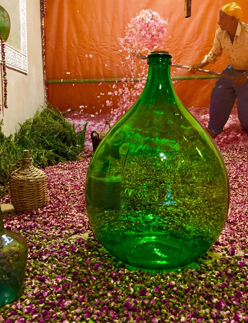 Une salle où les techniques d'extraction de l'essence des fleurs, comme le faisait les familles marocaines autrefois. / Ph. Abderrazzak Benchaâbane