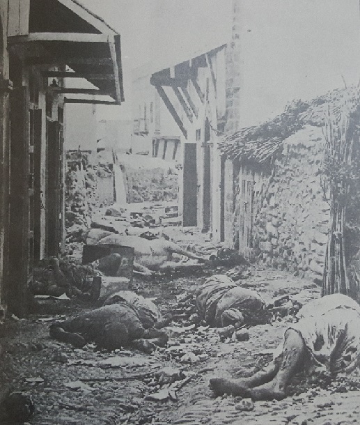 Une rue casablancaise jonchée de cadavres le 5 août 1907. / Ph. Mémoires du patrimoine marocain