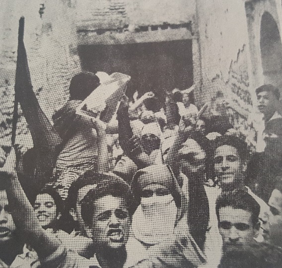 Manifestation au lendemain de la déposition de feu le roi Mohammed Ben Youssef. / Ph. «Mémoires du patrimoine marocain»