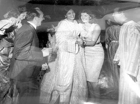 La première dame, le 15 octobre 1963, en train de danser lors d'un diner officiel à Marrakech au Maroc. / Ph. Pinterest