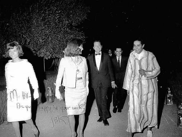Jacqueline Kennedy et sa soeur lors d'un diner officiel organisé par le prince Moulay Abdullah. / Ph. Pinterest