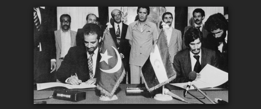 Signature de l'accord de paix entre Bachir Mustapha Sayed (Polisario) et le Lieutenant Ahmed Salem Ould Sidi (Mauritanie), le 05 août 1979 à Alger. / Ph. AFP
