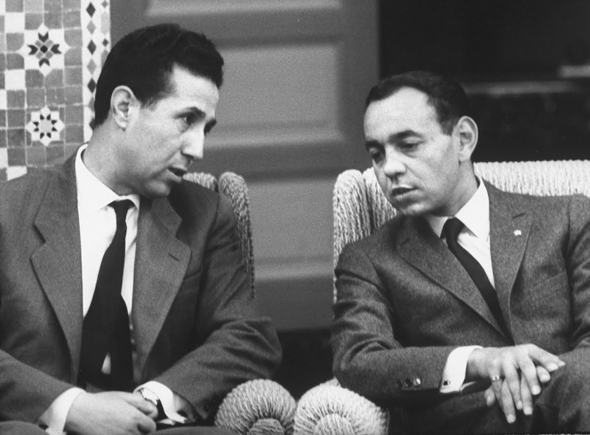 Le roi Hassan II en compagnie du premier ministre algérien Ahmed Ben Bella, au Palais royal de Rabat en 1962. / Ph. Hank Walker
