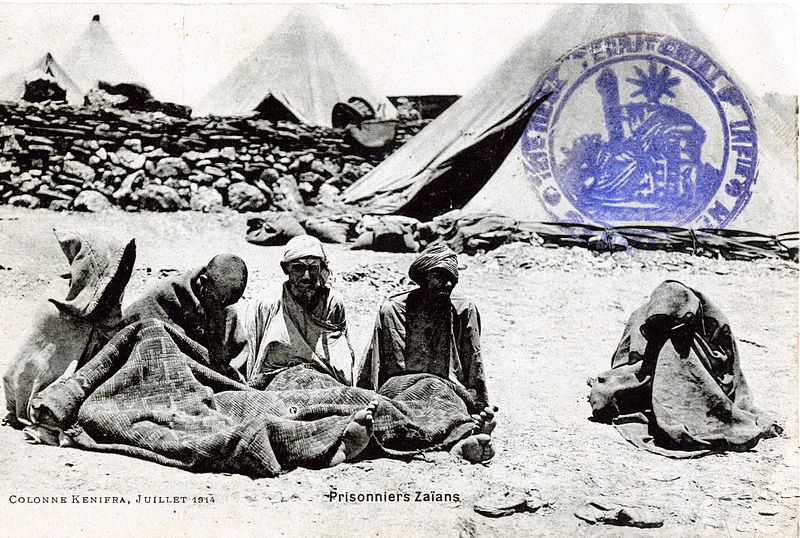 Carte postale présentant les prisonniers des Zayanes en juillet 1914. / Ph.DR