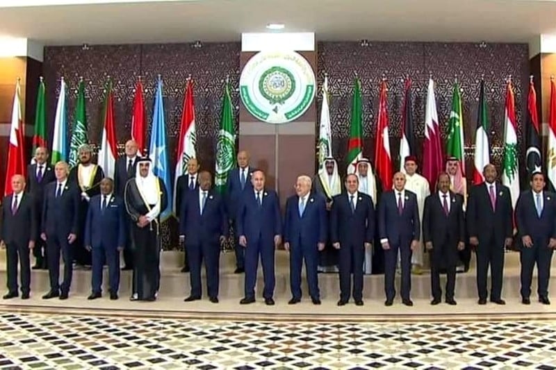 Nasser Bourita reçu en pure tenue du “Makhzan“ par le président algérien