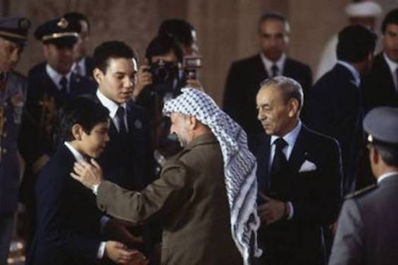 Yasser Arafat en compagnie du roi Hassan II et ses deux fils / DR