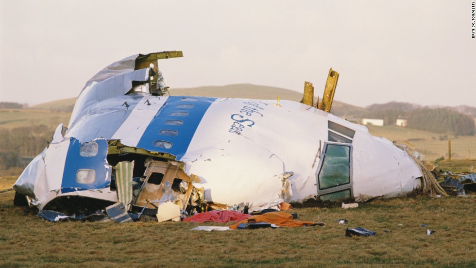 Les débris de l'avion Pan American World Airways à Lockerbie. / Ph. Bryan Colton - G. I.