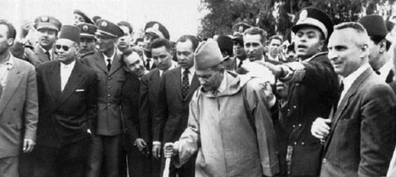 Feu Hassan II, alors prince héritier et Mehdi Ben Barka aux côtés de feu le roi Mohammed V lors de l'inauguration, le 5 juillet 1957, des travaux de la route Al Wahda. / Ph. DR