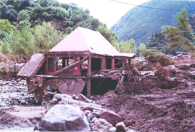 Une habitation détruite par l'oued Ourika en 1995. / Ph. DR