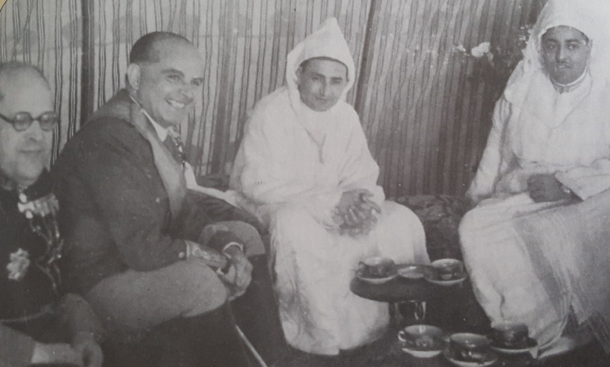 Le sultan Mohammed Ben Youssef en compagnie de son représentant à Tétouan, Moulay El Mehdi, le 9 avril 1947 à Assilah. / Ph. «Mémoires du patrimoine marocain»