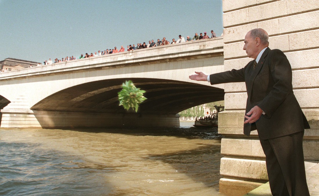 Hommage de François Mitterrand, devant le pont du Carrousel, le 3 mai 1995. / Ph. PierreVerdy - AFP