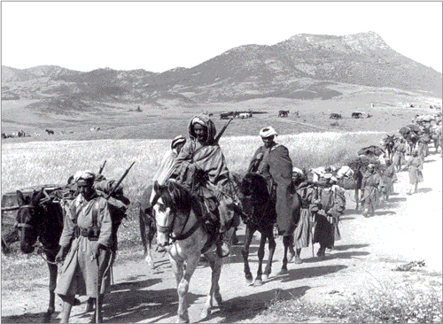 Des «goumiers en manœuvre», mai 1942 au Maroc. / Ph. www.lyceelyautey.org