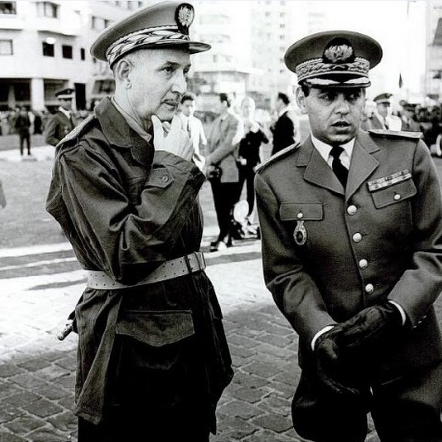 Le prince Moulay Hassan, en uniforme militaire, en compagnie du général Kettani Benhamou, le 16 Novembre 1956 à Casablanca. / Ph. DR