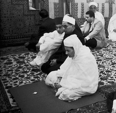 Mohammed V et Hassan II dans une mosquée à Rabat. / Ph. G.I.