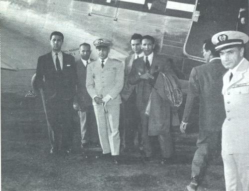 Les cinq leaders algériens avec feu le roi Hassan II alors prince héritier. / Ph. DR