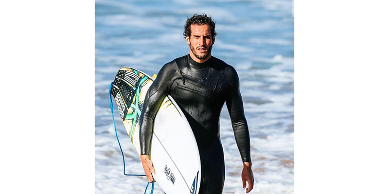 Ramzi Boukhiam, seul surfeur marocain et arabe à briguer le Championship Tour