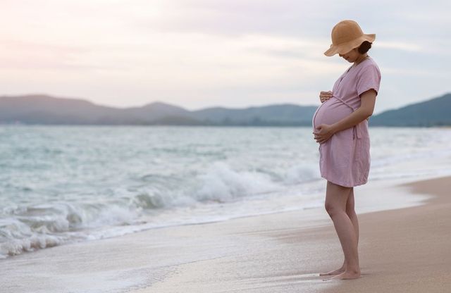 Femmes enceintes : qu'est-ce que le birth tourism, ce « privilège blanc » qui fait débat ?