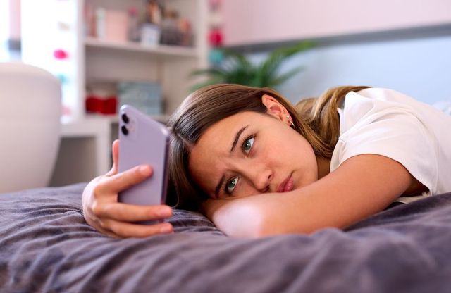 Internet expose à des risques d'anxiété plus accrus chez les filles que les garçons 